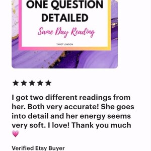 Pu&ograve; includere: Grafica con il testo "ONE QUESTION DETAILED Same Day Reading" in nero e rosa, con sfondo oro e viola. Sotto, una recensione del cliente con cinque stelle e un cuore.