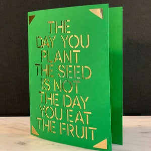Le jour où vous plantez la graine n’est pas le jour où vous mangez le fruit - Graduation ou nouvelle carte de travail Fichier coupé / SVG PNG clipart
