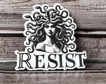 Puede incluir: Pegatina en blanco y negro con una figura similar a Medusa con serpientes como cabello y la palabra "RESIST" impresa debajo.