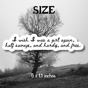 Puede incluir: Adhesivo en blanco y negro con el texto "SIZE" en la parte superior. Debajo, una cita dice: "I wish I was a girl again, half savage, and hardy, and free." El adhesivo mide 12,7 x 2,8 cm y presenta un gr&aacute;fico de &aacute;rbol.