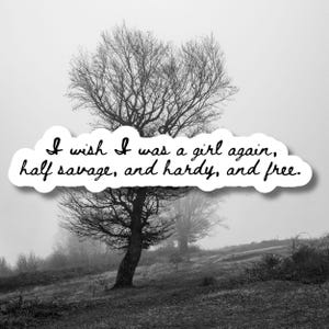 Puede incluir: Fotograf&iacute;a en blanco y negro de un &aacute;rbol con ramas desnudas en un paisaje brumoso. Una superposici&oacute;n de texto blanco en forma de nube dice: "I wish I was a girl again, half savage, and hardy, and free."