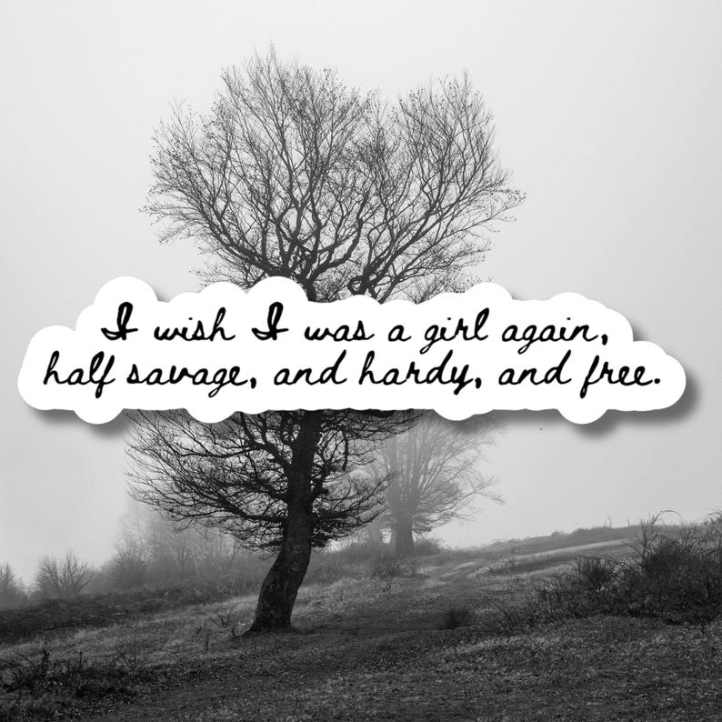 Puede incluir: Fotograf&iacute;a en blanco y negro de un &aacute;rbol con ramas desnudas en un paisaje brumoso. Una superposici&oacute;n de texto blanco en forma de nube dice: "I wish I was a girl again, half savage, and hardy, and free."