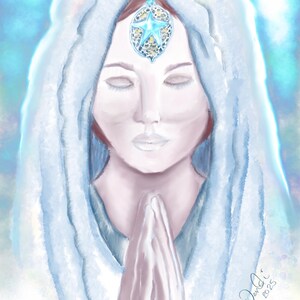 Pode incluir: Retrato de arte digital de uma pessoa com os olhos fechados, as mãos juntas em oração. A pessoa usa um véu azul claro e um adorno de cabeça decorativo com um desenho de estrela. O fundo é uma suave mistura de azuis e brancos.