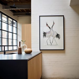 Akvarell väggkonst med dansande trana | Minimalistisk fågeltryck | Zen heminredning | Personlig bröllopspresent | Modern japansk naturkonst bild 3