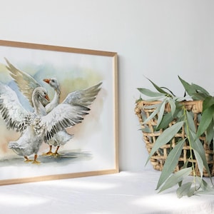 Könnte beinhalten: Aquarellmalerei von zwei weißen Gänsen mit ausgebreiteten Flügeln, die auf einem hellbraunen Hintergrund stehen.