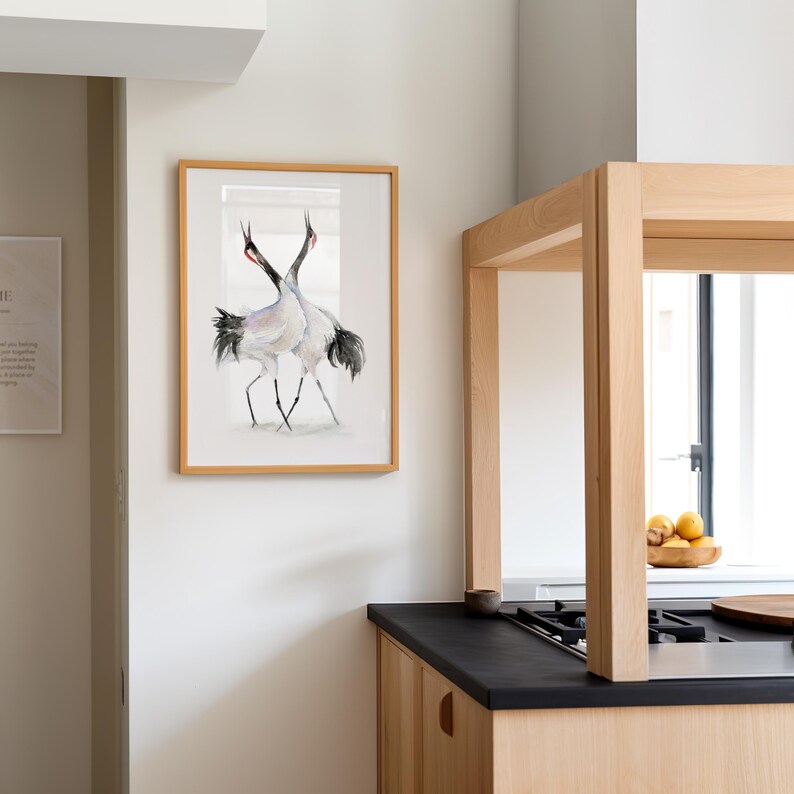 Akvarell väggkonst med dansande trana | Minimalistisk fågeltryck | Zen heminredning | Personlig bröllopspresent | Modern japansk naturkonst bild 8