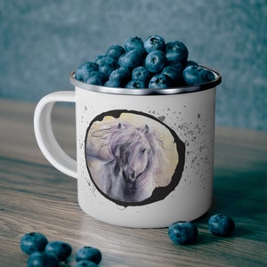 Peut inclure: Mug en émail blanc avec un cercle noir contenant une peinture à l'aquarelle d'une tête de cheval blanc. La tasse a un fond blanc avec des éclaboussures noires.