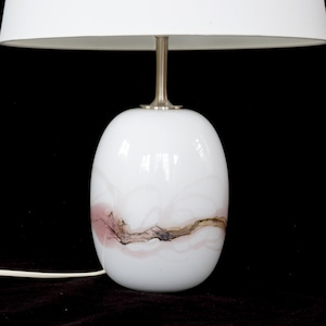 Stilvolle Glas Tischlampe "Sakura" entworfen von Michael Bang für Holmegaard, Dänemark. 1980er Jahre.