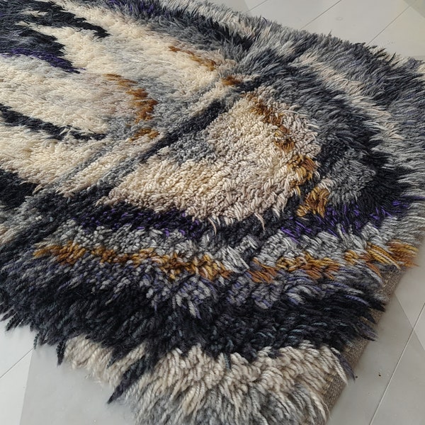 Beautiful handmade wool rya rug "Blåmussla" by Ingrid Jagarz for Marks Rya, Sweden. 1960s.
