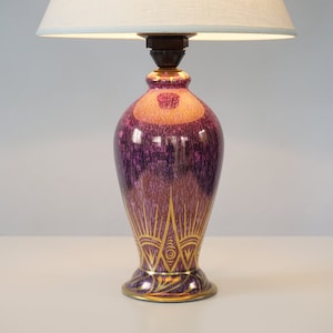 Vintage bordslampa i keramik från mitten av århundradet, lila glasyr, gulddekor, 1950-talet