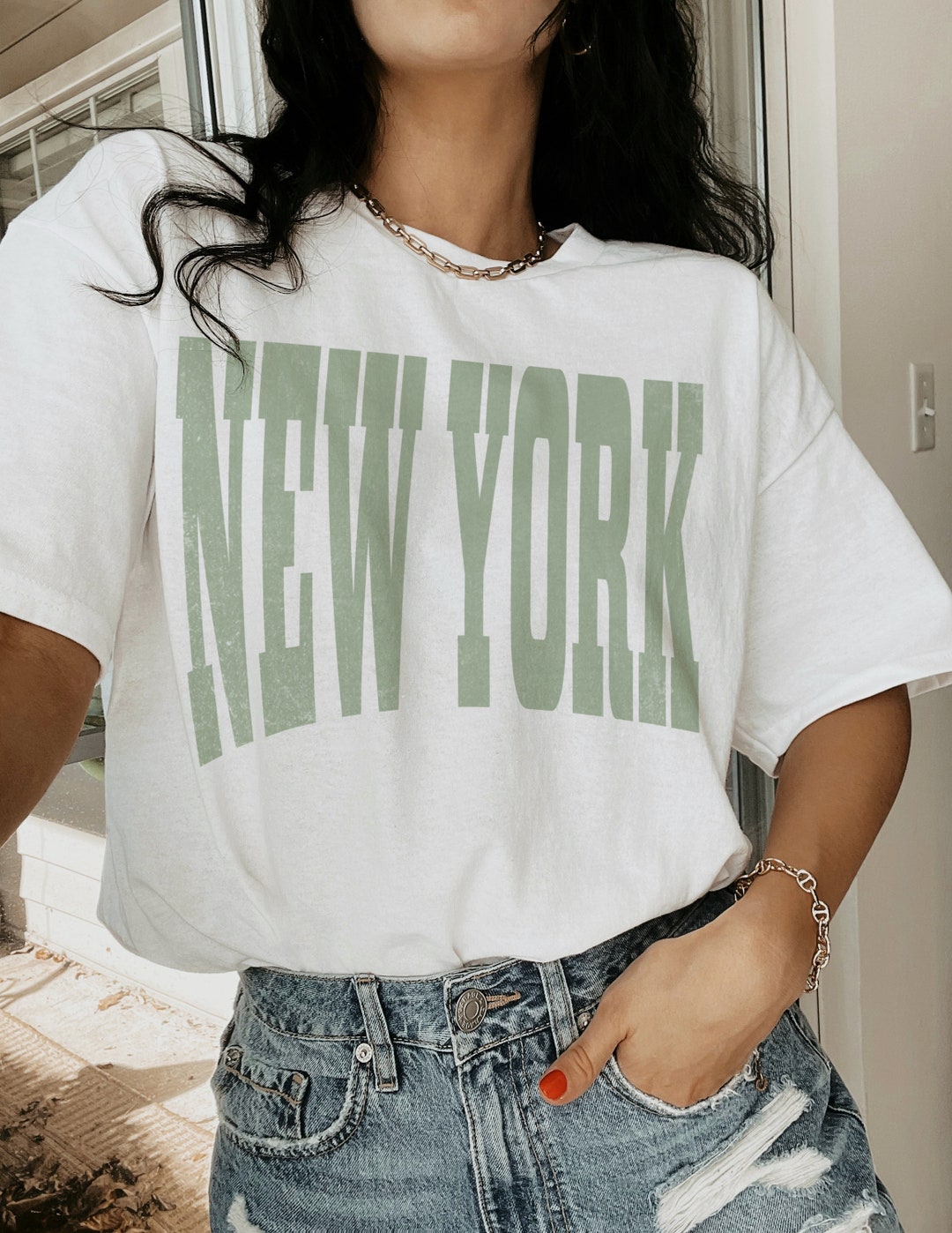 Tシャツ・カットソー New Era College Graphic T-Shirt Sage Unlmtd Short Sleeve Crew Neck T shirt - Sage | Fashion Nova