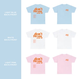 Puede incluir: Tres camisetas de diferentes colores: azul claro, blanco y rosa claro. Cada camiseta tiene el texto "don't Stress over it!" en letras naranjas en la parte delantera y trasera.