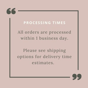 Puede incluir: Un gr&aacute;fico cuadrado con fondo rosa empolvado y comillas gris oscuro en las esquinas superior izquierda e inferior derecha. El texto dice: PROCESSING TIMES. All orders are processed within 1 business day. Please see shipping options for delivery time estimates.