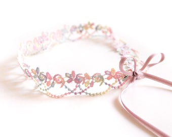 CANDY CHOKER - Pastelkleurige, kleurrijke, snoepzoete kanten choker die individueel vastbindt met twee roze dubbelzijdige satijnen linten