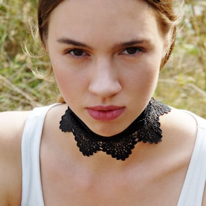 FAIRYTALE PLUS - Romantic, black necklace made of playful lace and soft velvet