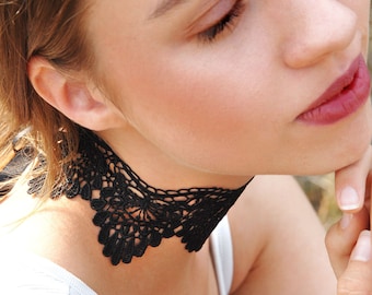 FAIRYTALE - Playful black lace choker closed with satin ribbons