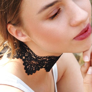 FAIRYTALE - Playful black lace choker closed with satin ribbons