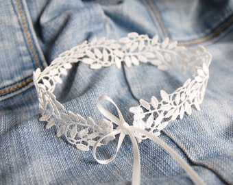 WHITE LEAVES CHOKER - Delicate, off white choker made of lace in a leaf design, which is individually closed with double face satin ribbons