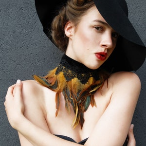 BAROQUE - Opulent necklace with rooster feathers, playful lace and velvet