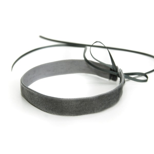 DOLPHIN GREY velvet choker - Grauer Samtchoker mit dünnen Satinbändern zum Binden