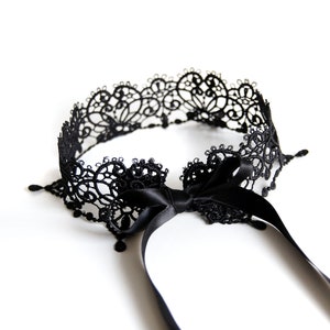 HEART - Playful, romantic, black lace collar closed with satin ribbons