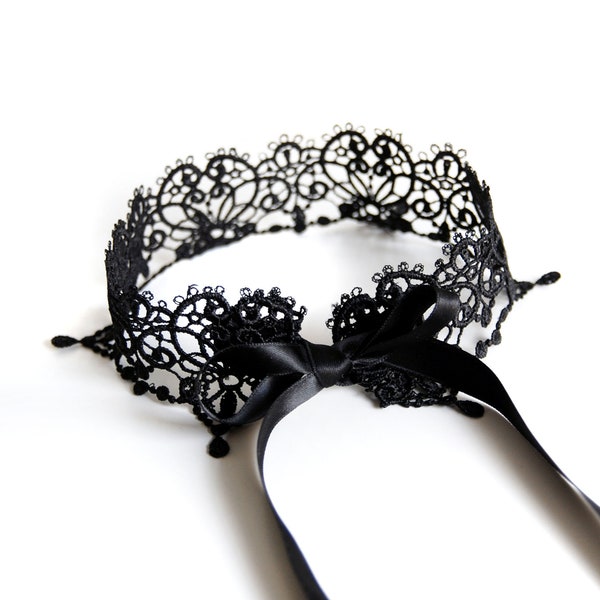 HEART - Playful, romantic, black lace choker closed with satin ribbons