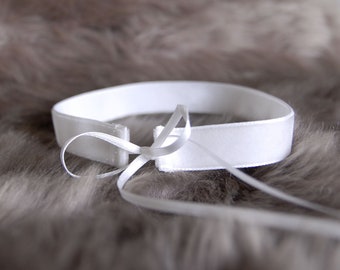 WHITE VELVET CHOKER - Cremeweisser Samtchoker mit dünnen Satinbändern zum Binden