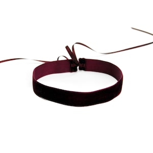 BURGUNDY VELVET CHOKER Edler, burgunderfarbener Samtchoker mit dünnen Double Face Satinbändern zum Binden Bild 2