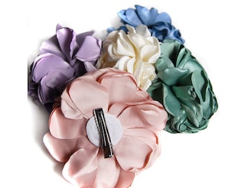 PASTEL BLOSSOM CLIP - Haarspange oder Brosche - die Blume gibt es in mehreren Farben und wird mit einer Klammer befestigt. Preis für 1 Blume