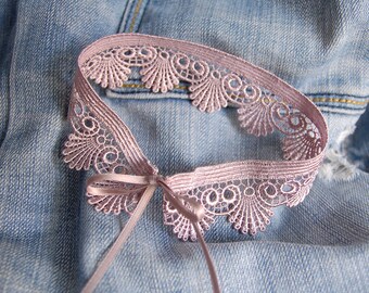 SHELL CHOKER - Timeless, soft, old pink lace in a shell design. The collar is closed with satin ribbons for individual tying