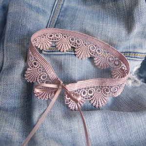 SHELL CHOKER - Timeless, soft, dusty pink lace in a shell design. The choker is closed with satin ribbons for individual tying.
