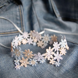 PASTEL FLOWERS CHOKER - Pastel-coloured, soft choker made of lace in a floral pattern and high-quality satin ribbons for individual tying