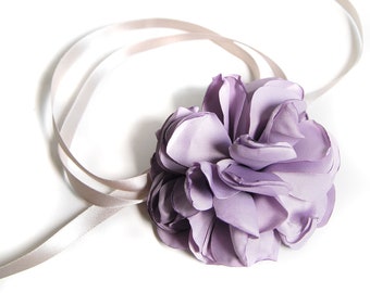 SATIN FLOWER Choker violet - auffällige, lila Satinblume auf beige-silbernem Satin aus recycelten PET-Flaschen zum individuellen Binden