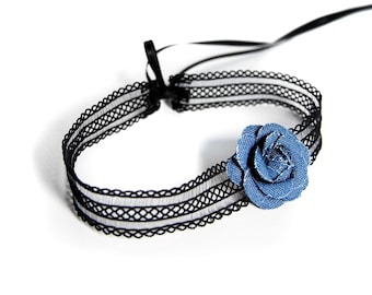 BREEZE OF DENIM black - Transparenter, dehnbarer, schwarzer Choker mit einer kleinen Denimblume und Satinbändern zum Schließen