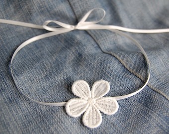 CUTE FLOWER CHOKER - weißes Satinhalsband mit Blume zum Binden. Ideal als Brautschmuck, zur Boho Party, als Geschenk oder einfach nur so