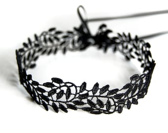 LEAVES CHOKER - Fijne, zwarte kanten choker met bladmotief, die individueel wordt gesloten met twee dubbelzijdige satijnen linten