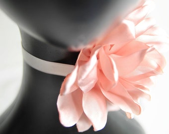 SATIN FLOWER Choker apricot - large satin flower in light apricot / salmon on milky white, narrow satin ribbon for individual tying