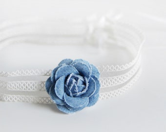 BREEZE OF DENIM white - Gargantilla transparente, elástica y de color blanco lechoso con una pequeña flor de denim azul claro y cintas de raso para cerrar