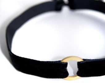 SIMPLE RING CHOKER - Schwarzer Samtchoker mit goldfarbenen Metallring und Satinbändern zum Binden