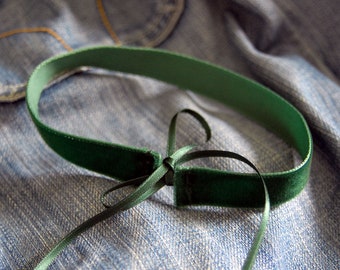 BOTTLE GREEN velvet choker - Vielseitig einsetzbarer, flaschengrüner Samtchoker mit dünnen Satinbändern zum Binden