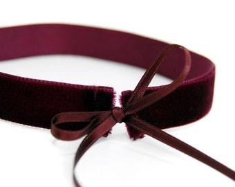 BOURGUNDY VELVET CHOKER - Elegante, bordeauxrode fluwelen choker met dunne dubbelzijdige satijnen linten om te knopen