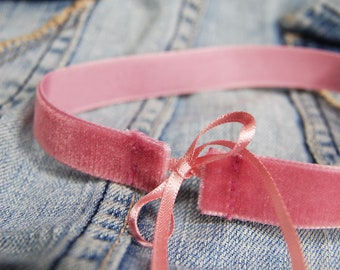 GARGANTILLA DE TERCIOPELO ROSADO - Gargantilla de terciopelo rosa denso y suave que se ata individualmente con dos cintas de raso de doble cara