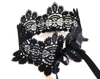 TEMPTATION - Wide, playful, black choker made of lace curved on both sides and double-faced satin ribbons for individual tying