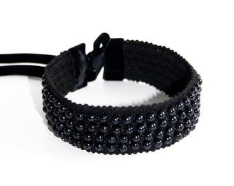 BLACK BUBBLES - Schwarzes Halsband aus ganz weichem Material mit Wachsperlen und Abschluss aus Samt zum Binden