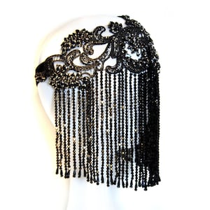 MÁSCARA RAINHA DA NOITE - Elegante máscara preta com franjas de cristal, pedras de vidro e miçangas. A máscara é mantida no lugar com um elástico de veludo