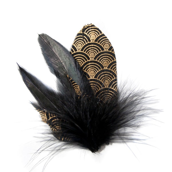Pince à cheveux LOOP - Coiffe noble faite de plumes d'oie et de coq noires, dont certaines sont imprimées en or - la pince est en métal