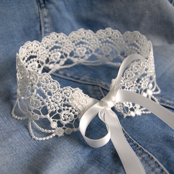 TEATIME CHOKER blanc - Tour de cou en dentelle ludique et romantique de couleur blanc cassé, noué individuellement avec des rubans de satin double face.