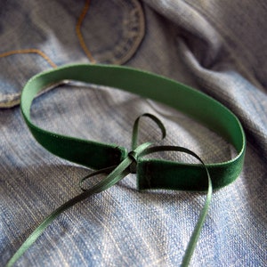 BOTTLE GREEN velvet choker - Versatile, bottle green velvet choker with thin satin ribbons to tie