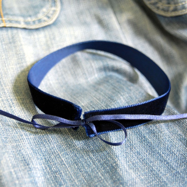 NAVY velvet choker - Dunkelblauer Samtchoker mit Satinbändern aus zu 100% recycelten PET-Flaschen