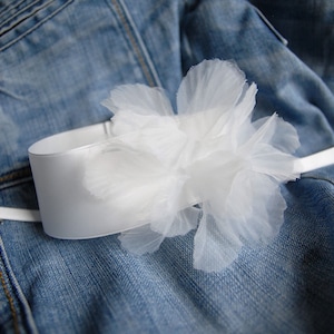 FLOATY FLOWER CHOKER - Breiter off-white Double Face Satinchoker mit luftigen Blume und Satinbändern zum individuellen Binden